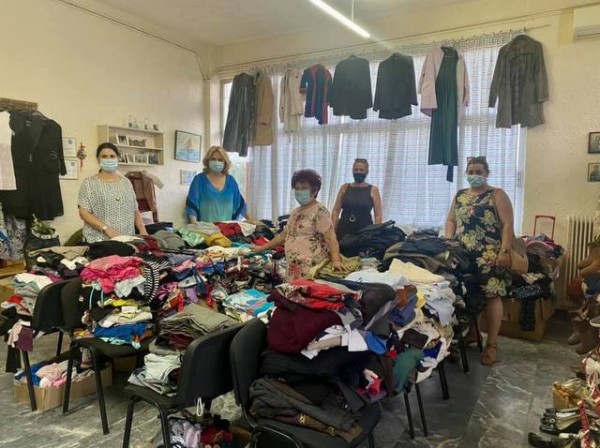 Ρούχα και παπούτσια στα παιδιά που φιλοξενεί το Χαμόγελο του παιδιού στο Μπούρτζι