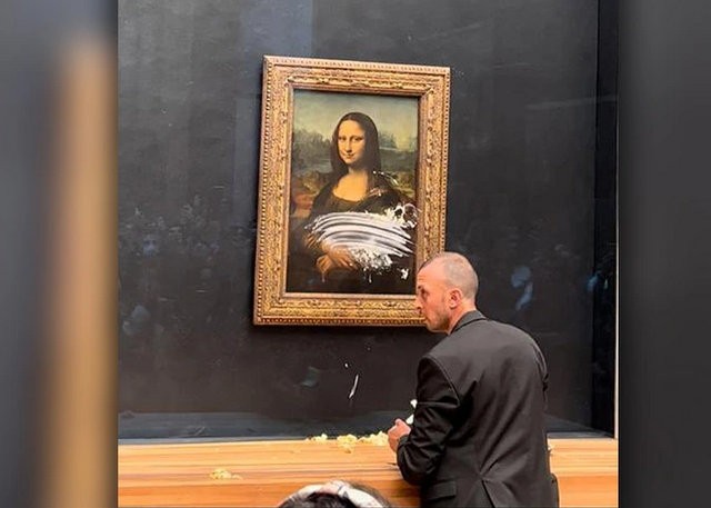 Φόρεσε γυναικεία περούκα, σηκώθηκε από αναπηρικό καροτσάκι και πέταξε τούρτα στη Μόνα Λίζα