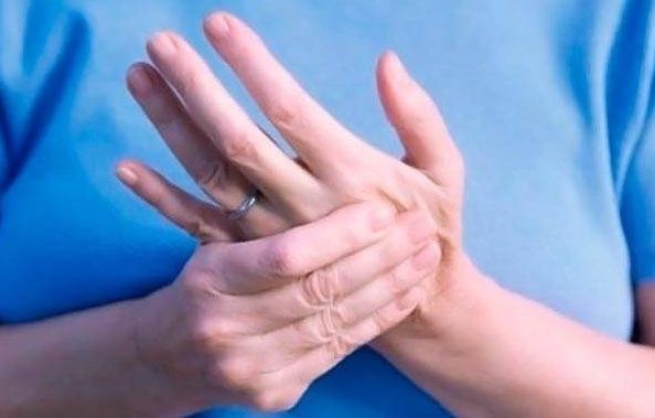 Αυτές είναι οι πιθανές αιτίες που προκαλούν τρέμουλο στα χέρια