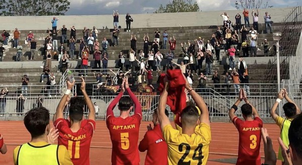 Οι θριαμβευτές παίκτες της Αρτάκης γνώρισαν την αποθέωση από τους φιλάθλους στα Τρίκαλα (Video)