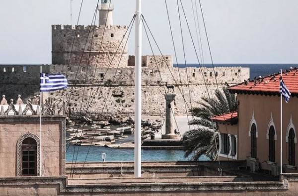 Ρόδος: Κατέβασε την ελληνική σημαία και μαχαίρωσε τον αστυνομικό που τον καταδίωξε