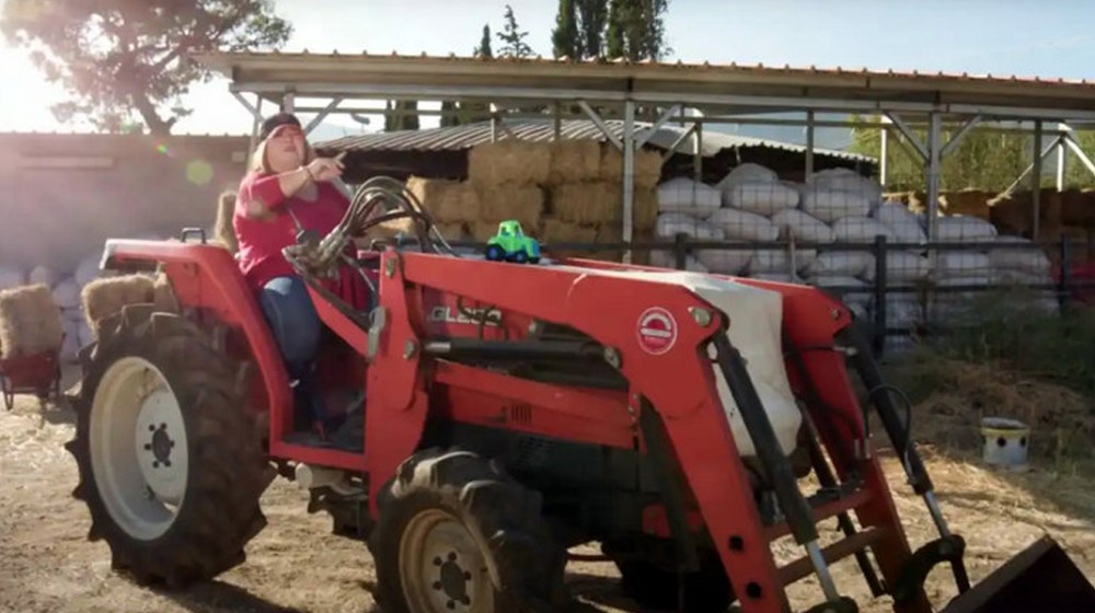 Άι σαπέρ, δεν χωράμε στο τρακτέρ - Δεν υπάρχει το νέο τραγούδι της Έφης Θώδη (VIDEO)
