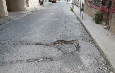 Λακκούβα-χαντάκι στην οδό Αγγελάτου