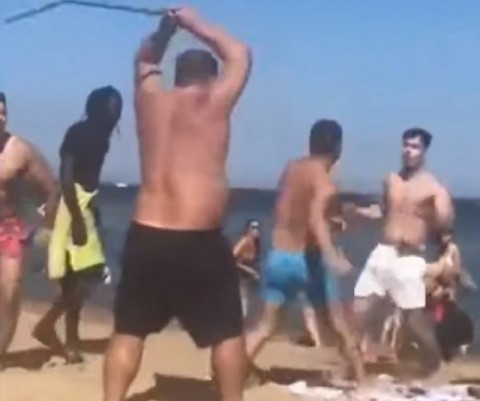 Αγριο ξύλο σε παραλία - Γροθιές και χτυπήματα μπροστά σε εκατοντάδες τουρίστες (VIDEO)