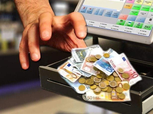 Ένας 18χρονος και δύο ανήλικοι άρπαξαν 150 ευρώ από ταμειακή μηχανή καταστήματος