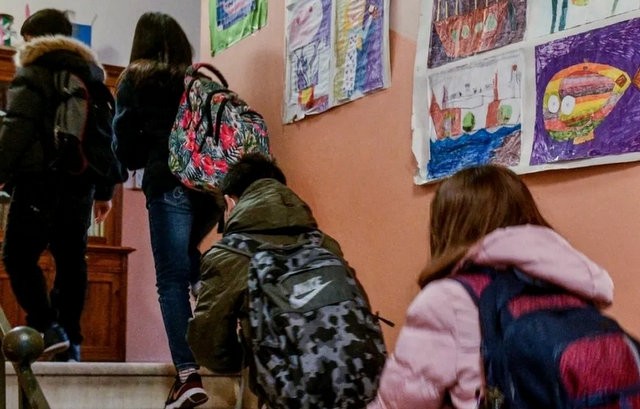 Σε αργία ο δάσκαλος που έστελνε ερωτικά μηνύματα σε μαθήτριες δημοτικού