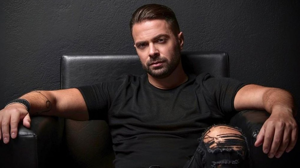 Ηλίας Βρεττός: Αυτό είναι το πραγματικό του επώνυμο