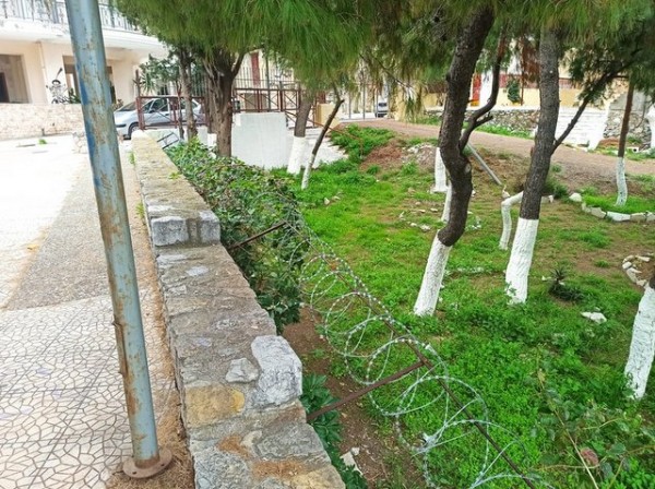ΧΑΛΚΙΔΑ: Συρματόπλεγμα στην αυλή του ναού της Μέσα Παναγίτσας