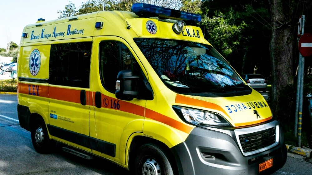 ΧΑΛΚΙΔΑ: Ασθενοφόρο του ΕΚΑΒ στην Κάνηθο όταν ανοίγει η γέφυρα