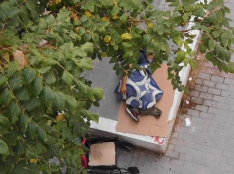Ανάπηρος και άστεγος σε δρόμο της Χαλκίδας
