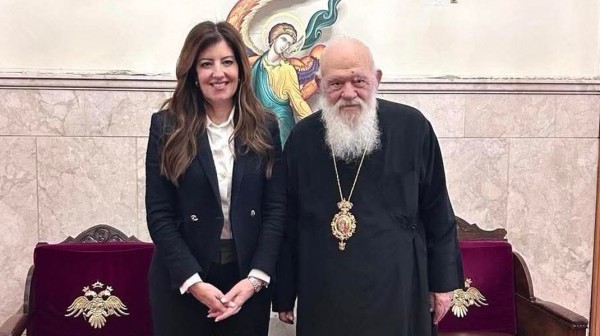 Συνάντηση της Κωνσταντίνας Καραμπατσώλη με τον Αρχιεπίσκοπο Ιερώνυμο
