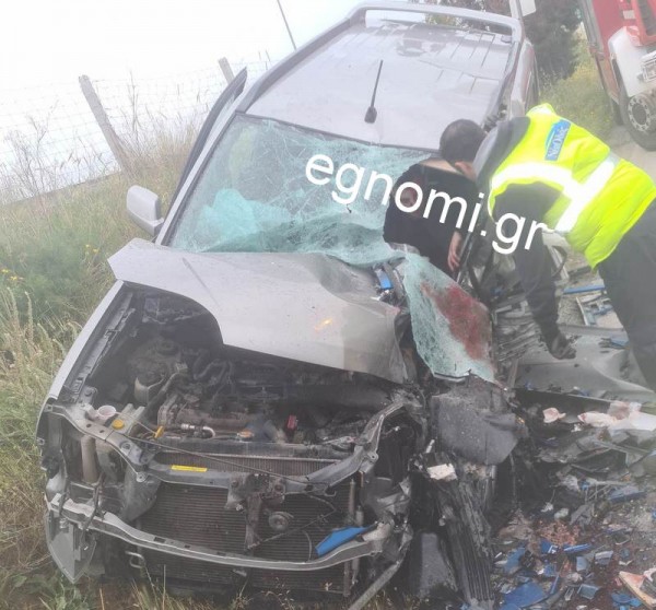 ΣΧΗΜΑΤΑΡΙ: Σφοδρή μετωπική σύγκρουση ΙΧ με νταλίκα