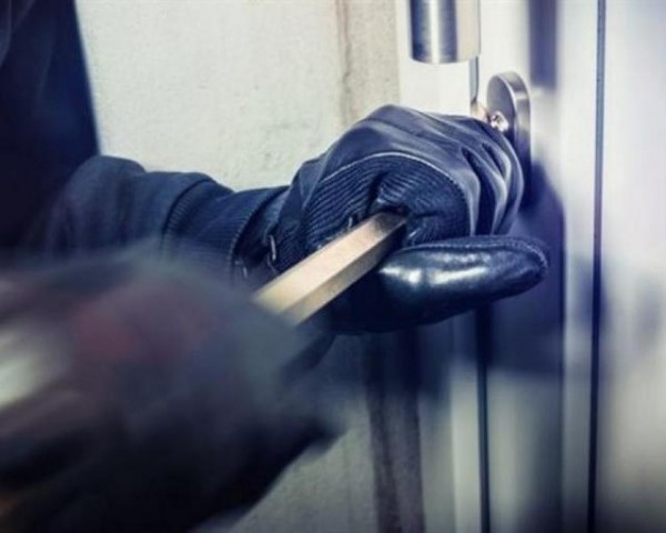 ΑΜΑΡΥΝΘΟΣ: Ληστές εισέβαλαν στο εξοχικό του και τον γρονθοκόπησαν