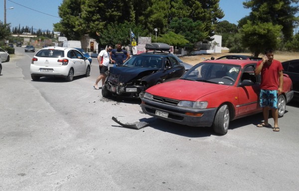 Σφοδρή σύγκρουση αυτοκινήτων στο δρόμο Χαλκίδας-Δροσιάς