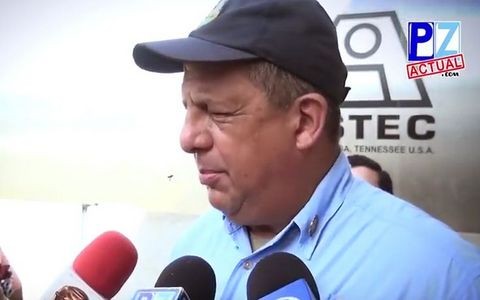Ο πρόεδρος της Κόστα Ρίκα κατάπιε μία σφήκα την ώρα που έκανε δηλώσεις (Video)