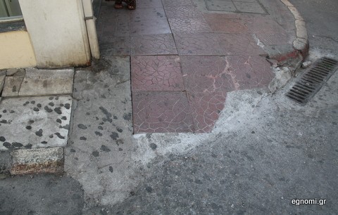 Γλιστράει επικίνδυνα το πεζοδρόμιο