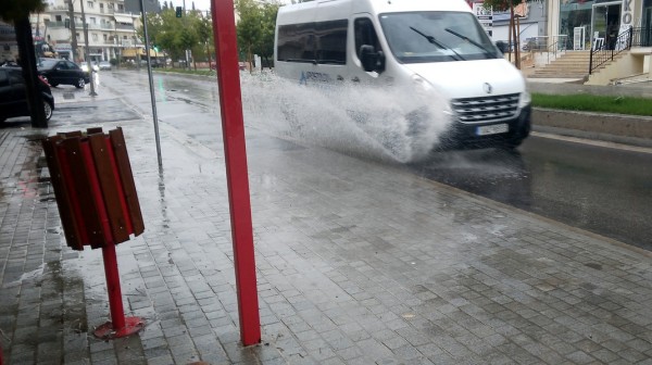 ΧΑΛΚΙΔΑ: Λακκούβα-παγίδα μετατρέπει την στάση λεωφορείου σε… ντουζιέρα