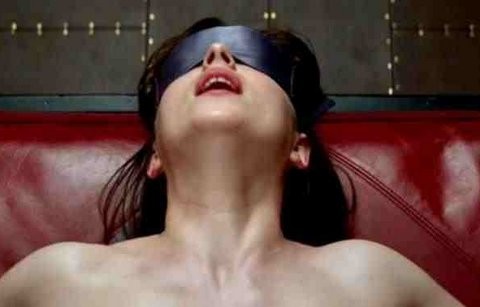 Γυναίκα αυνανιζόταν μέσα στο σινεμά