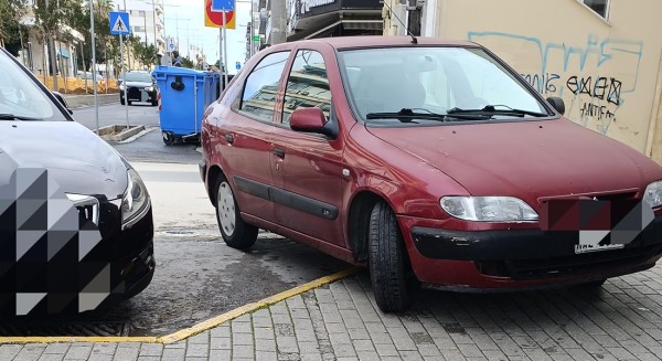 ΧΑΛΚΙΔΑ: Γάιδαρος οδηγός πάρκαρε πάνω στη ράμπα ΑμεΑ