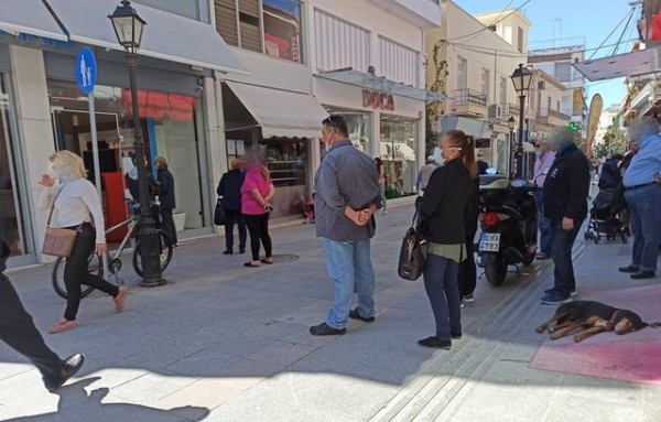 ΧΑΛΚΙΔΑ: Μεγάλες ουρές και την Τρίτη σε Τράπεζες και καταστήματα