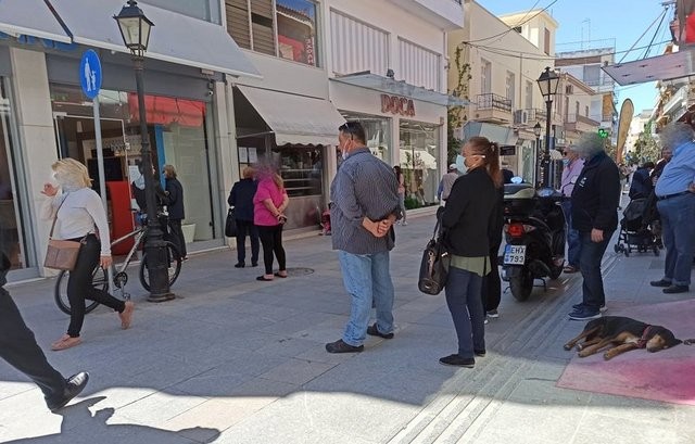 ΧΑΛΚΙΔΑ: Μεγάλες ουρές και την Τρίτη σε Τράπεζες και καταστήματα