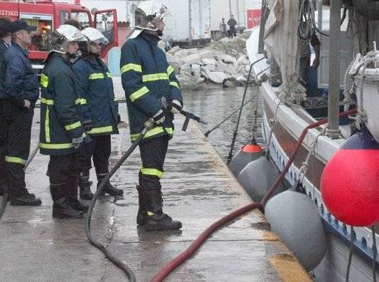 ΜΠΟΥΡΤΖΙ ΧΑΛΚΙΔΑΣ: Άρπαξε φωτιά σε αλιευτικό σκάφος