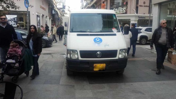 ΧΑΛΚΙΔΑ: Απόφραξη φρεατίου στην Αβάντων μεσημέρι Σαββάτου με ανοιχτά μαγαζιά