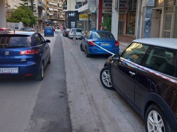 ΧΑΛΚΙΔΑ: Παρκαρισμένα αυτοκίνητα εμποδίζουν την ασφαλτόστρωση στη οδό Νεοφύτου