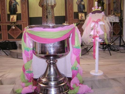 Πλακώθηκαν σε βάπτιση και έχασαν και το τραπέζι