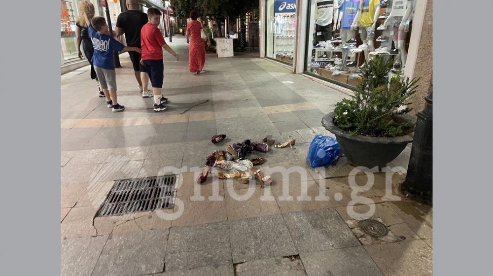 ΟΔΟΣ ΑΒΑΝΤΩΝ ΧΑΛΚΙΔΑ: Αράδιασε παπούτσια στον πεζόδρομο