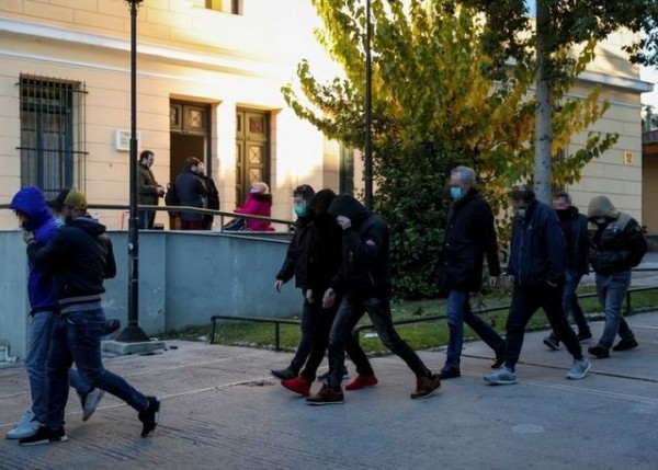 ΚΥΚΛΩΜΑ ΠΑΡΑΝΟΜΩΝ ΕΛΛΗΝΟΠΟΙΗΣΕΩΝ: Στη φυλακή οδηγήθηκαν έξι κατηγορούμενοι