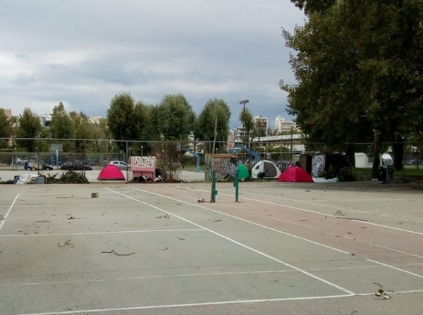 Οι τσιγγάνοι έχουν μετατρέψει σε ελεύθερο κάμπινγκ το πάρκο του Βούρκου