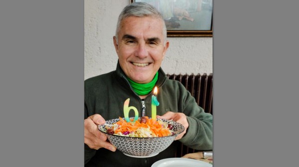 ΧΑΛΚΙΔΑ: Έσβησε κεράκια γενεθλίων σε σαλάτα αντί για τούρτα