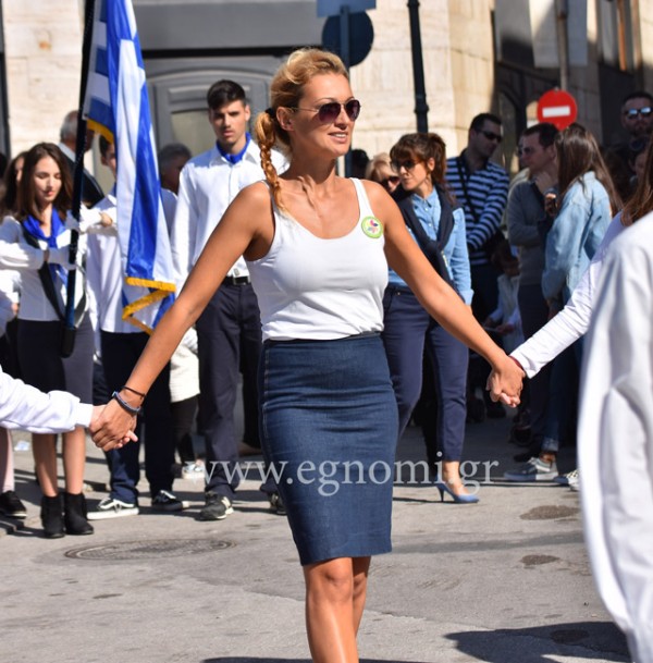 ΠΑΡΕΛΑΣΗ 28η ΟΚΤΩΒΡΙΟΥ ΧΑΛΚΙΔΑ: Εβαλαν γυαλιά... οι καθηγητές συνοδοί (pics)