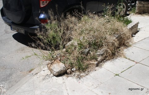Κομμάτια η ζαρντινιέρα στην οδό Κριεζή