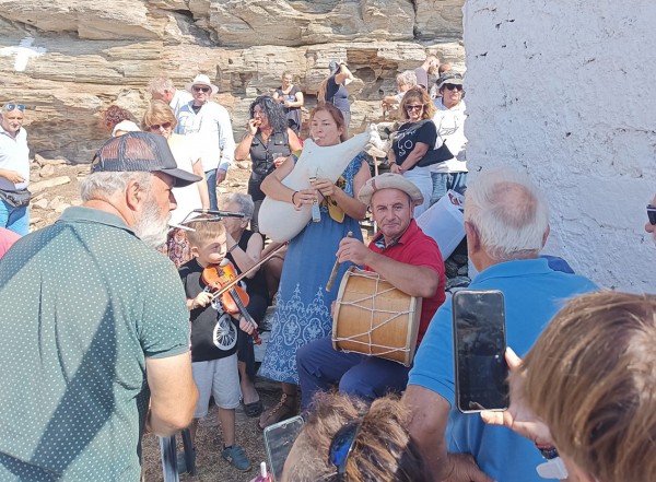 ΚΑΨΑΛΑ: Πλήθος κόσμου στην εκκλησία του βουνού