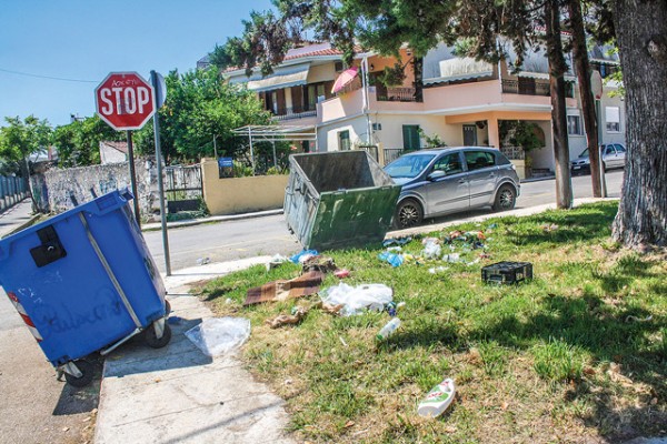 ΟΔΟΣ ΑΓΓΕΛΟΠΟΥΛΟΥ: Κάδοι τούμπα και τα σκουπίδια κάτω