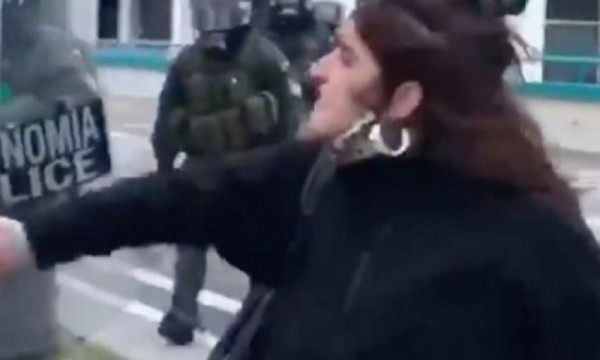 Η επική αντίδραση φοιτήτριας του ΑΠΘ σε άνδρα των ΜΑΤ: Δείρε με, ρε, δείρε με (VIDEO)