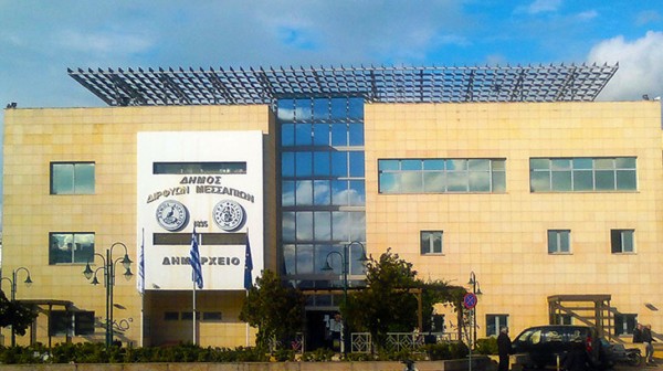 ΨΑΧΝΑ: Πλέκουν τεράστιο Μαγιάτικο στεφάνι στο προαύλιο του Δημαρχείου