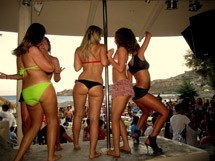 Tέρμα η δυνατή μουσική και τα beach party