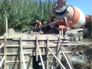 ΛOYKIΣIA: Έφτιαξαν γεφύρι στο ρέμα