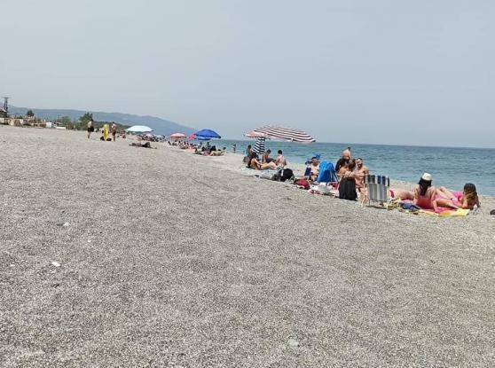 Στο κρατητήριο παρέα νεαρών γιατί πείραξαν δύο κορίτσια στην παραλία