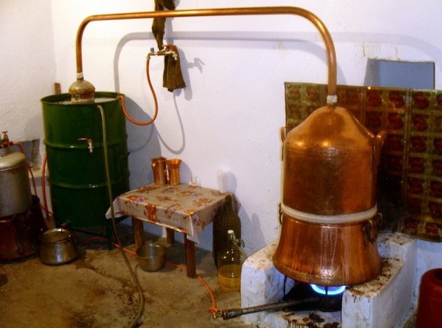 Συνελήφθη 54χρονος γιατί έφτιαχνε τσίπουρο χωρίς άδεια