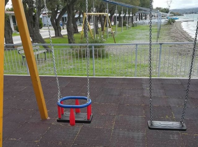 Επισκευές στις παιδικές χαρές σε Χαλκίδα και Μπούρτζι