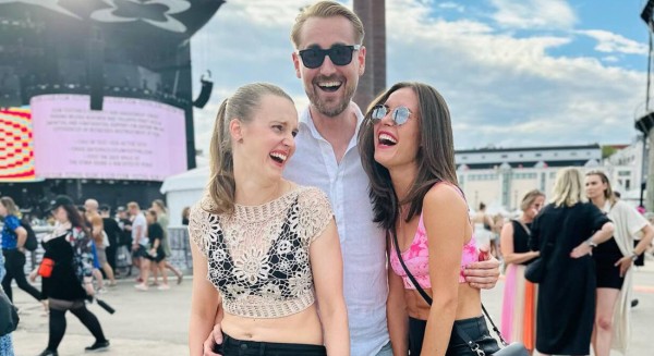 Από πάρτι σε πάρτι η νεαρή πρώην πρωθυπουργός της Φινλανδίας