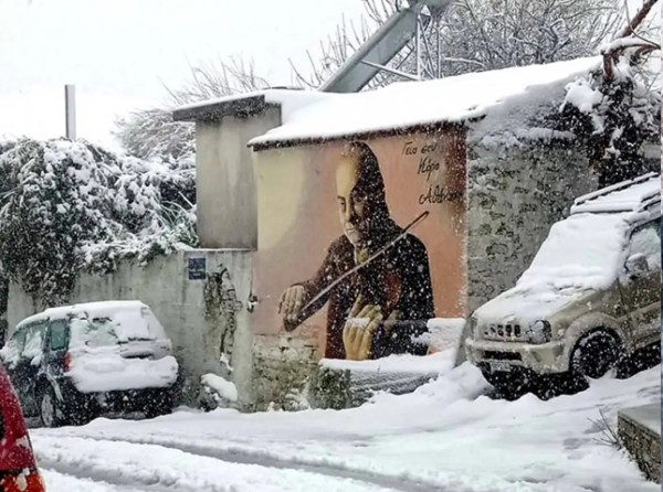 ΓΙΩΡΓΟΣ ΚΟΡΟΣ: Το εντυπωσιακό γκράφιτι για τον σπουδαίο μουσικοσυνθέτη από τους Ανδρονιάνους Εύβοιας