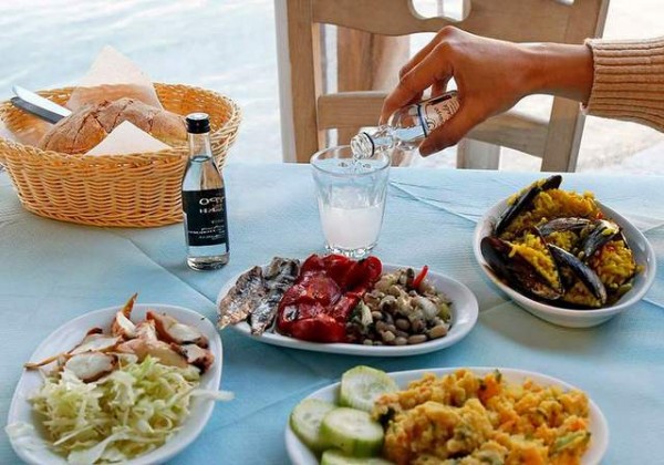 Σέρβιρε τσίπουρα στην ακροθαλασσιά και έφαγε πρόστιμο 5000 ευρώ