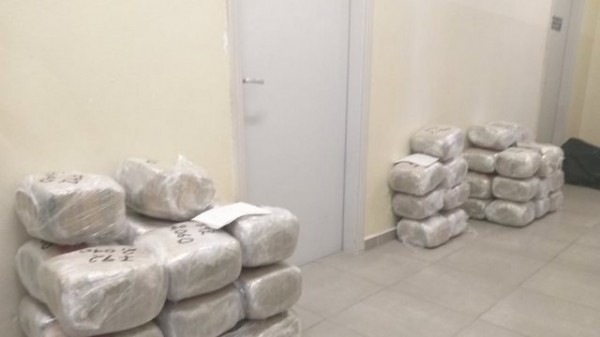 Τον έπιασαν να περιφρουρεί 96 κιλά χασίς