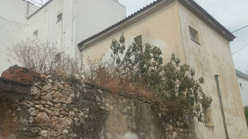 ΑΛΙΒΕΡΙ: Δημοτικό ακίνητο απειλεί πεζούς ακίνητα οδηγούς