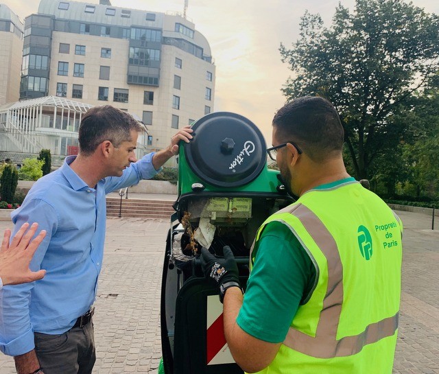 Ο Κώστας Μπακογιάννης πήγε στο Παρίσι για ...φροντιστήριο καθαριότητας
